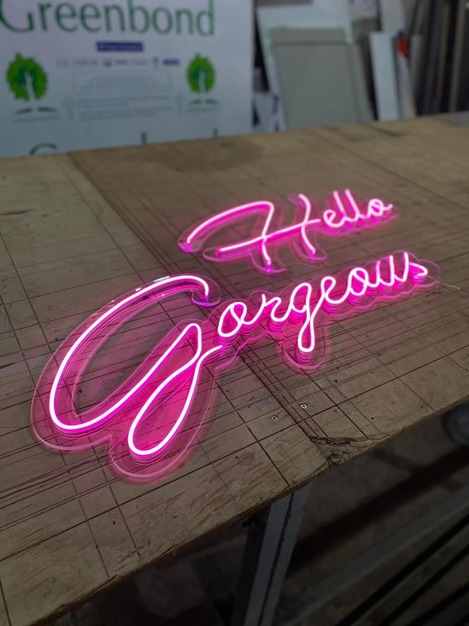 Néon Hello Gorgeous - Casablanca | WORTHLICH Signalétique